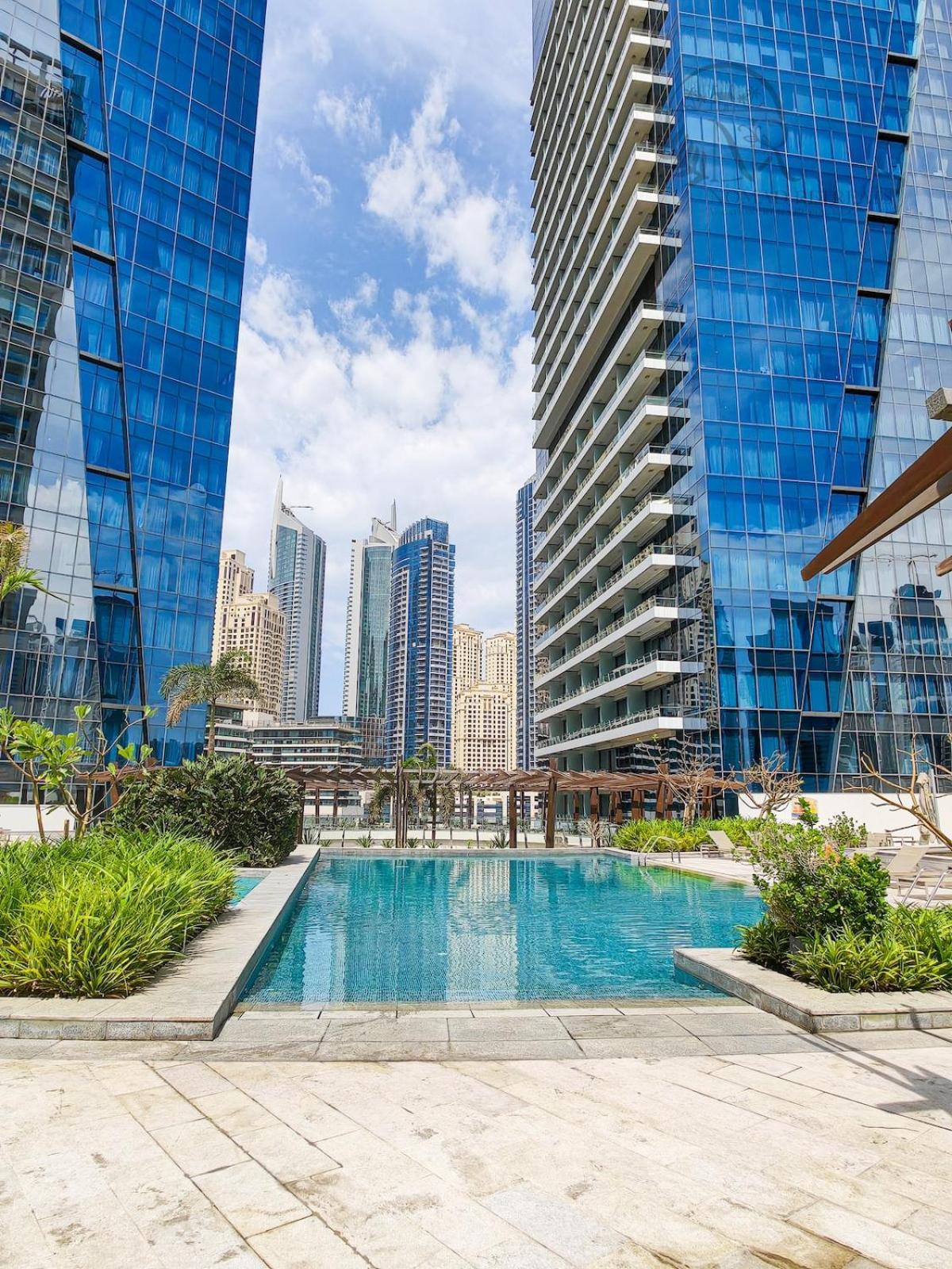Nomad Retreats- Silverene Tower Marina View Дубай